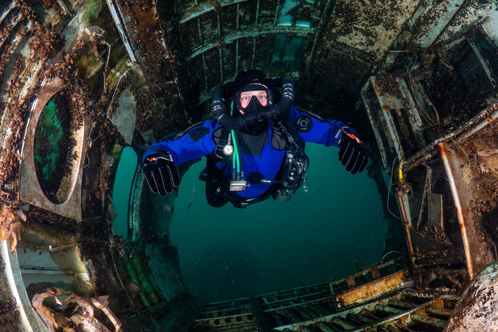 Closed-circuit rebreather rigged for a dive